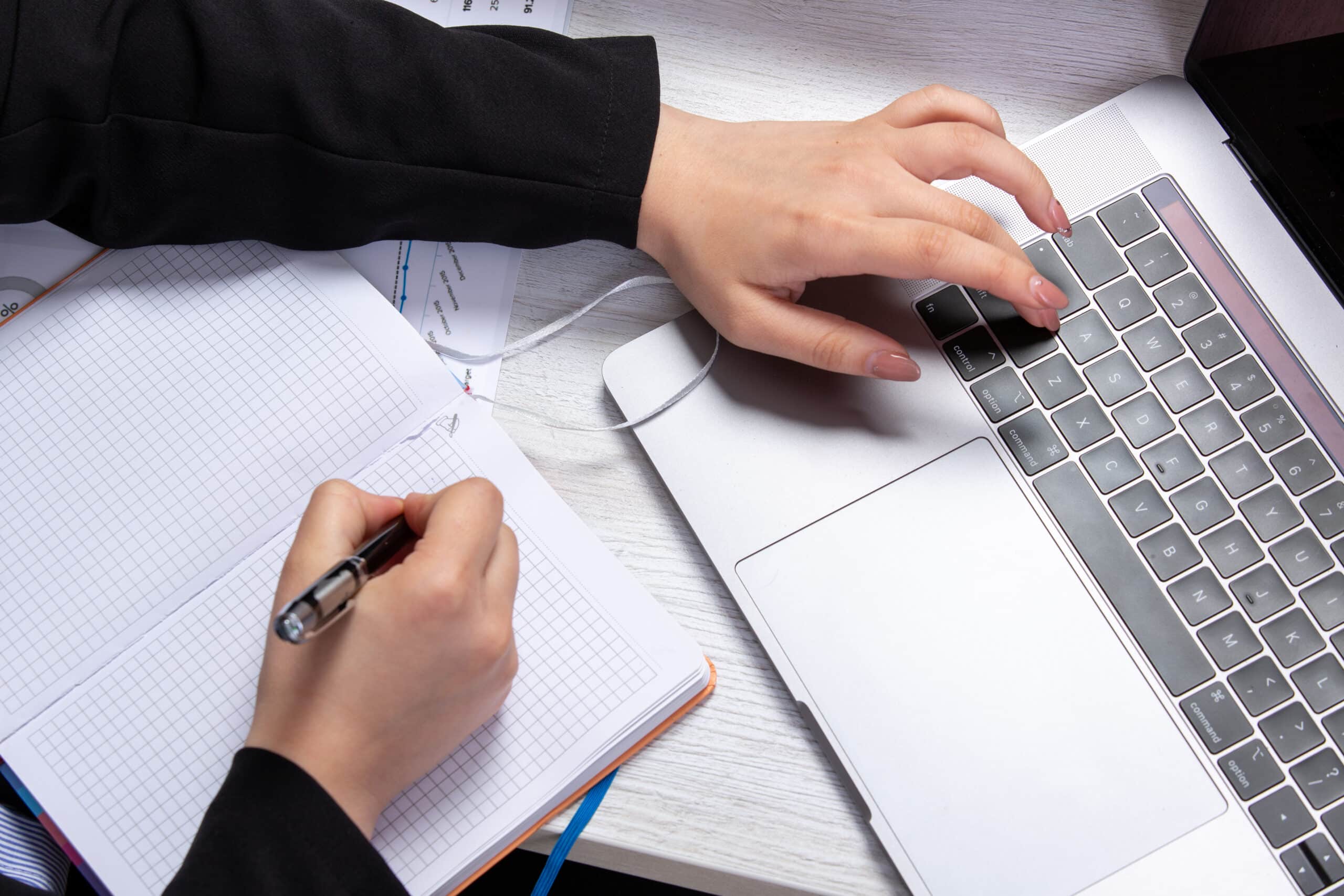 Mano che scrive al pc , concetto di lavoro creativo digitale
